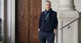 El diseñador Dries Van Noten inaugura su fundación en Venecia: «Lo puramente bonito es aburrido, la belleza debe incomodar»