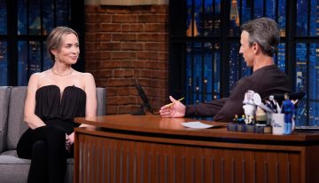 Hay un motivo por el que Emily Blunt lleva una y otra vez el mismo vestido: es el que mejor esculpe los hombros y define los brazos