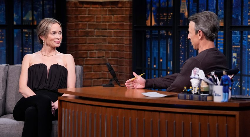 Hay un motivo por el que Emily Blunt lleva una y otra vez el mismo vestido: es el que mejor esculpe los hombros y define los brazos