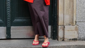 Las sandalias virales que son tendencia acaban de llegar a Massimo Dutti y las tienes en sus dos versiones: planas y con cuña