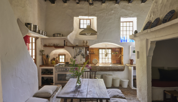 De la casa que ha llamado la atención de The NY Times Style Magazine a las de  Sybilla o Michael S. Smith y James Costos,  Ricardo Labougle fotografía las construcciones más espectaculares de Mallorca