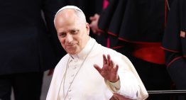 Por qué todo el mundo se ha rendido al carisma del Papa, de ser el primero en pisar una cárcel en España a tener el record de bebés bendecidos por minuto