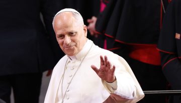 Por qué todo el mundo se ha rendido al carisma del Papa, de ser el primero en pisar una cárcel en España a tener el record de bebés bendecidos por minuto