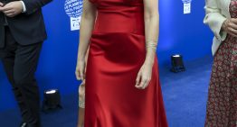 Isabel Díaz Ayuso más espectacular que nunca con un vestido rojo de fiesta con escotadísma espalda