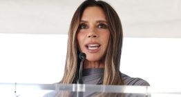 Alerta invitadas, Victoria Beckham ha llevado el vestido perfecto + el color de uñas que hará tu manicura elegante este verano