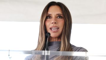 Alerta invitadas, Victoria Beckham ha llevado el vestido perfecto + el color de uñas que hará tu manicura elegante este verano