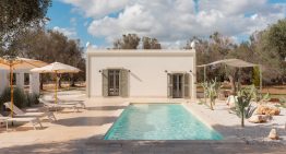 Esta casa en el sur de Italia ejemplifica el estilo mediterráneo moderno, invita a la relajación y en ella prevalece un aire de ligereza y tranquilidad