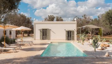 Esta casa en el sur de Italia ejemplifica el estilo mediterráneo moderno, invita a la relajación y en ella prevalece un aire de ligereza y tranquilidad