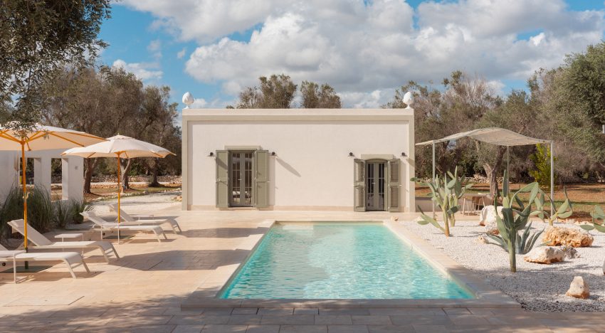 Esta casa en el sur de Italia ejemplifica el estilo mediterráneo moderno, invita a la relajación y en ella prevalece un aire de ligereza y tranquilidad