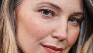 Cristina G Nuevo, maquilladora: «Aplicar el colorete en el centro de la mejilla puede acentuar la flacidez propia de la edad. Por el contrario, aplicarlo hacia arriba crea un efecto 'lifting'