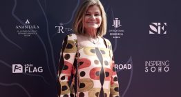 Los looks de invitada de Cari Lapique y Carmen Posadas, duelo de estilo de dos mujeres elegantes de más de 60