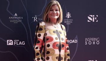 Los looks de invitada de Cari Lapique y Carmen Posadas, duelo de estilo de dos mujeres elegantes de más de 60
