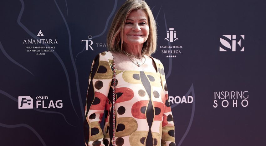 Los looks de invitada de Cari Lapique y Carmen Posadas, duelo de estilo de dos mujeres elegantes de más de 60