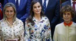 La reina Letizia repite su vestido camisero valenciano de flores más solidario un año después, también con alpargatas