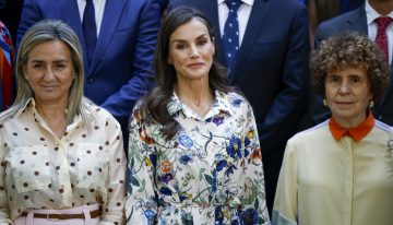 La reina Letizia repite su vestido camisero valenciano de flores más solidario un año después, también con alpargatas