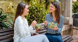 Por qué las ensaladas, el gazpacho y la fruta entre horas no son la mejor opción para comer o cenar ligero en verano cuando tienes menos hambre