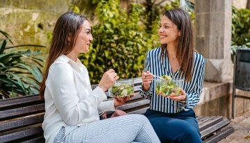 Por qué las ensaladas, el gazpacho y la fruta entre horas no son la mejor opción para comer o cenar ligero en verano cuando tienes menos hambre