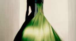 Hoy empieza una de las citas más importantes del verano: las fotografías de Paolo Roversi, el mago de la luz, ya se pueden ver en la Fundación de Marta Ortega Pérez. Es hacia el Norte. Aquí, las coordenadas