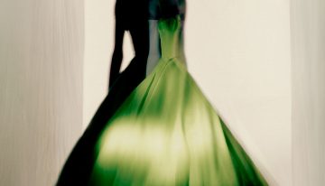 Hoy empieza una de las citas más importantes del verano: las fotografías de Paolo Roversi, el mago de la luz, ya se pueden ver en la Fundación de Marta Ortega Pérez. Es hacia el Norte. Aquí, las coordenadas