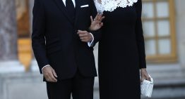 El vestido bicolor en blanco y negro de Brigitte Macron para recibir a Donald Trump en Versalles combina la dosis exacta de formalidad y sofisticación en una silueta impecable