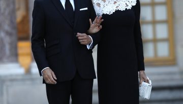El vestido bicolor en blanco y negro de Brigitte Macron para recibir a Donald Trump en Versalles combina la dosis exacta de formalidad y sofisticación en una silueta impecable