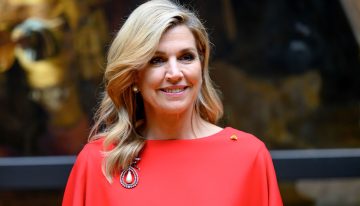 Máxima de Holanda tiene el vestido capa que no pasa de moda y siempre favorece en el color infalible para triunfar como invitada