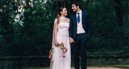 Unos novios que antes fueron amigos, una boda en Barcelona con acentro mexicano, el ramo más original del mundo y el vestido más minimalista