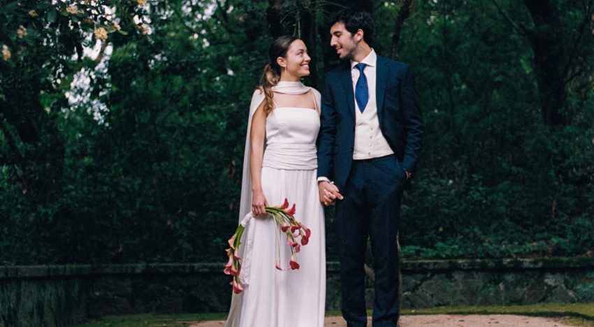 Unos novios que antes fueron amigos, una boda en Barcelona con acentro mexicano, el ramo más original del mundo y el vestido más minimalista