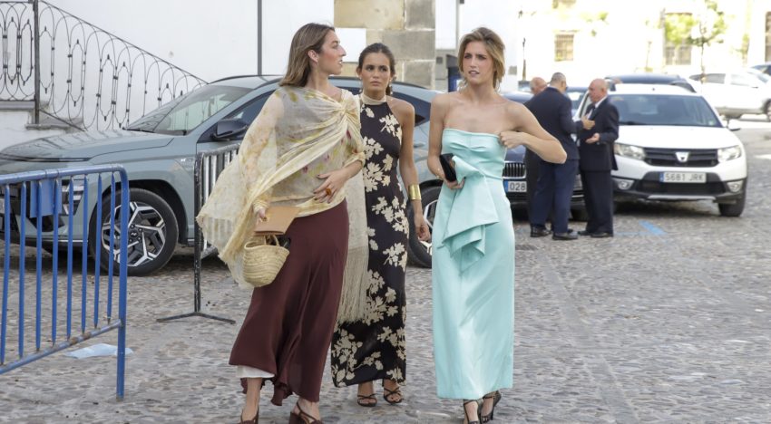 De la coleta alta de Inés Domecq al semirrecogido más sobrio y bonito, todos los peinados de invitada que hemos visto en la boda de Ana Domecq con Alberto Mencos