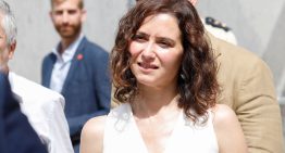 No sabemos cuál de los dos looks de Isabel Díaz Ayuso de ayer nos gusta más: el pantalón de la temporada o el vestido de invitada cut out