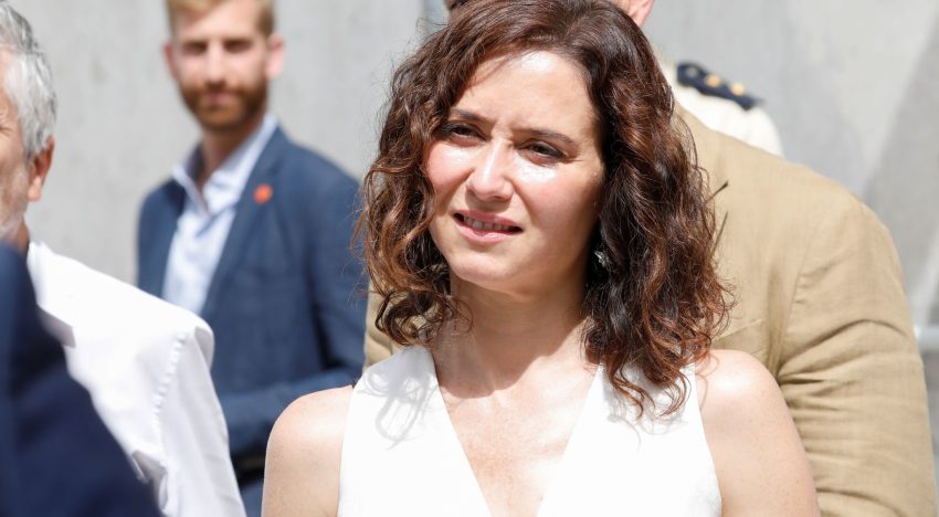 No sabemos cuál de los dos looks de Isabel Díaz Ayuso de ayer nos gusta más: el pantalón de la temporada o el vestido de invitada cut out