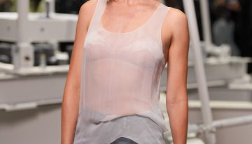 Estos son los seis ejercicios que puedes hacer en casa para conseguir la tripa plana y cintura tonificada de Margot Robbie
