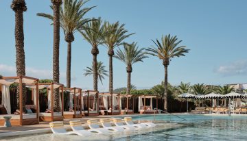 Estuve en The Cloud 9, el rooftop del renovado Bless Ibiza The Site, y además de las vistas de la isla y los cócteles de Handshake me enamoré de las sillas más bonitas para cualquier terraza o jardín