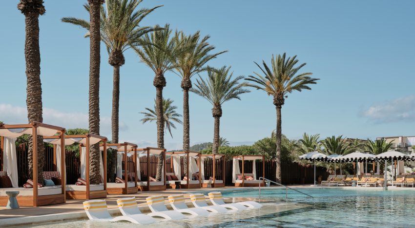 Estuve en The Cloud 9, el rooftop del renovado Bless Ibiza The Site, y además de las vistas de la isla y los cócteles de Handshake me enamoré de las sillas más bonitas para cualquier terraza o jardín