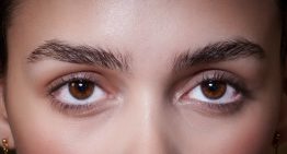 Katrina Riera, farmacéutica: «Uno de los errores más frecuentes en verano es no adaptar la rutina de cuidado a una época en la que cejas y pestañas están más expuestas al sol o al agua»