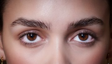 Katrina Riera, farmacéutica: «Uno de los errores más frecuentes en verano es no adaptar la rutina de cuidado a una época en la que cejas y pestañas están más expuestas al sol o al agua»
