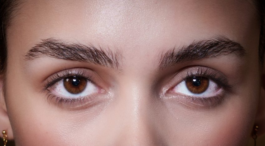 Katrina Riera, farmacéutica: «Uno de los errores más frecuentes en verano es no adaptar la rutina de cuidado a una época en la que cejas y pestañas están más expuestas al sol o al agua»