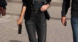 Kate Moss ya sabe cuál es el vaquero que no te vas a querer quitar en septiembre (y cómo se combina para una cena con amigas)