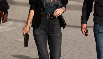 Kate Moss ya sabe cuál es el vaquero que no te vas a querer quitar en septiembre (y cómo se combina para una cena con amigas)