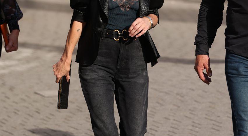 Kate Moss ya sabe cuál es el vaquero que no te vas a querer quitar en septiembre (y cómo se combina para una cena con amigas)