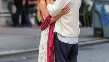 Sabes que una película como la de Kate Hudson y Javier Bardem va a ser una buena comedia romántica cuando en la primera escena aparece un vestido así