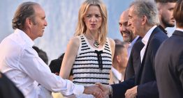 La jefaza francesa de la moda se sienta en el front row de Louis Vuitton y nos desvela el look infalible de este verano (spoiler, te vas a enamorar de su falda blanca de encaje)