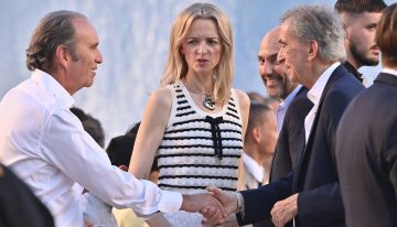 La jefaza francesa de la moda se sienta en el front row de Louis Vuitton y nos desvela el look infalible de este verano (spoiler, te vas a enamorar de su falda blanca de encaje)