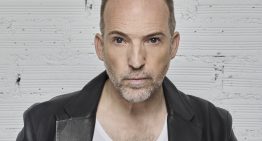 Roberto Siguero, maquillador: «En cuanto a colores para maquillar los ojos a los 60, apuesta por tonos rosados, corales o cálidos, ayudan a levantar la mirada y son muy favorecedores»