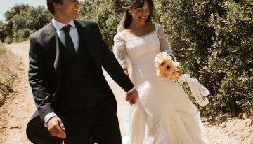 La novia del vestido plisado de corte Victoriano que conquistó al novio con su eterna sonrisa