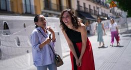 Isabel Díaz Ayuso tiene el top negro asimétrico, comodín para ir impecable a cualquier evento, que hay que tener en el armario