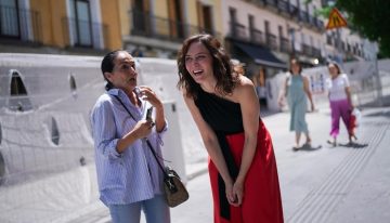 Isabel Díaz Ayuso tiene el top negro asimétrico, comodín para ir impecable a cualquier evento, que hay que tener en el armario