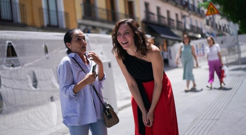 Isabel Díaz Ayuso tiene el top negro asimétrico, comodín para ir impecable a cualquier evento, que hay que tener en el armario