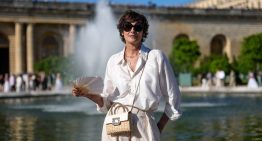 Inès de la Fressange, modelo: «Para vestir bien cuando hace calor o vas a viajar apuesta por unos vaqueros blancos y una camisa de seda, así  vas bien a cualquier parte»