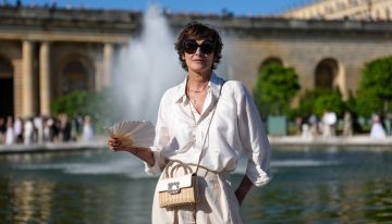Inès de la Fressange, modelo: «Para vestir bien cuando hace calor o vas a viajar apuesta por unos vaqueros blancos y una camisa de seda, así  vas bien a cualquier parte»
